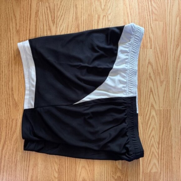 Under Armour Women's Baseline 6' Shorts Loose Fit Black & White - Picture 5 of 5